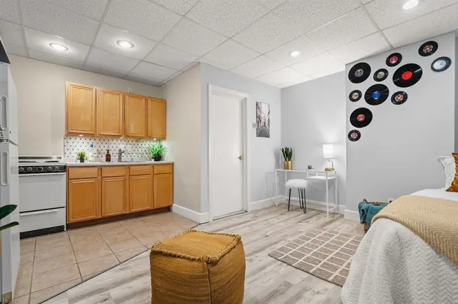 Studio bed, 1 bath apartment for rent at 11 Aberdeen St Unit C, Fenway — photo 4 of 5