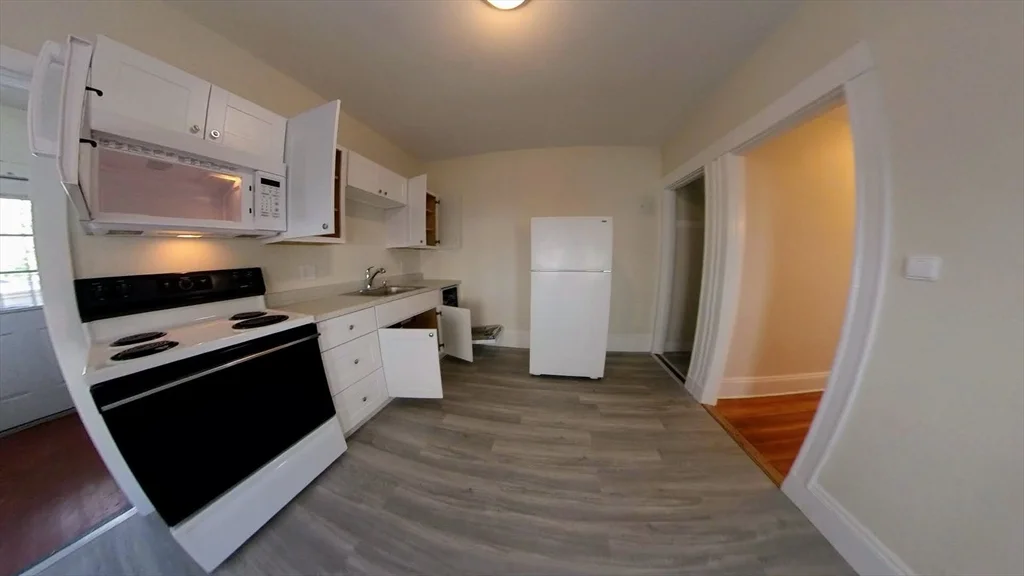 2 bed, 1 bath apartment for rent at 11 Banks St Unit B, Waltham — photo 4 of 12