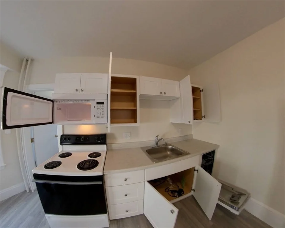 2 bed, 1 bath apartment for rent at 11 Banks St Unit B, Waltham — photo 3 of 12