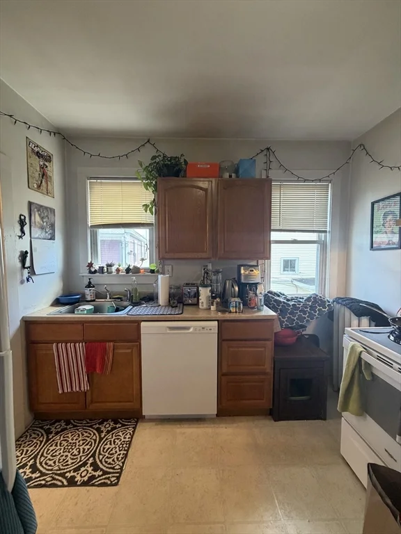 1 bed, 1 bath apartment for rent at 11 Banks St Unit C, Waltham — photo 4 of 16