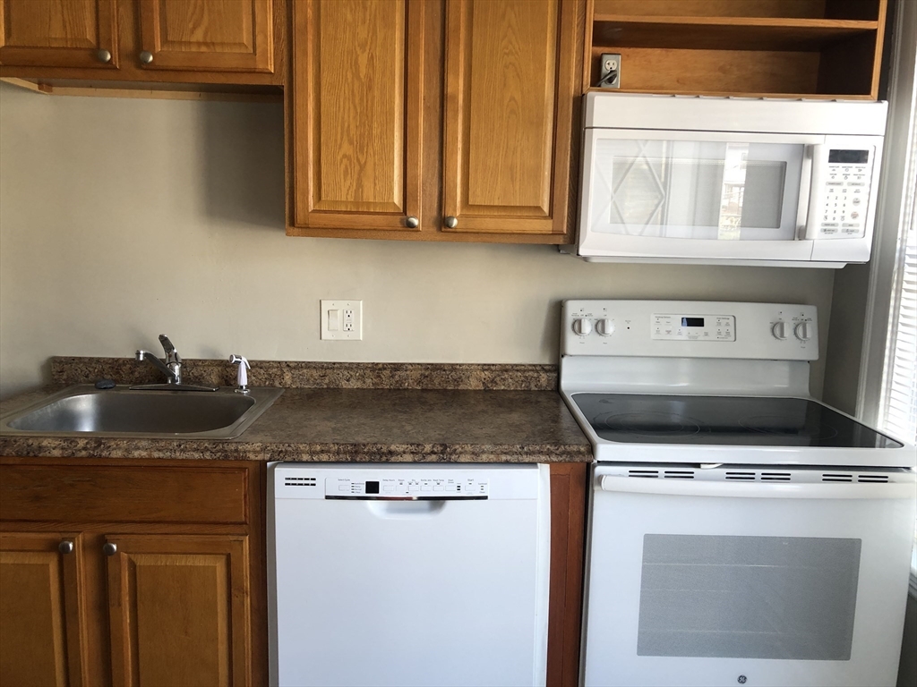 3 bed, 1 bath apartment for rent at 11 Banks St Unit D, Waltham — photo 2 of 18