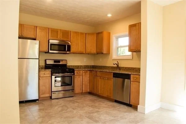 5 bed, 2 bath apartment for rent at 11 Barrows Unit 2, Middleboro — photo 2 of 10