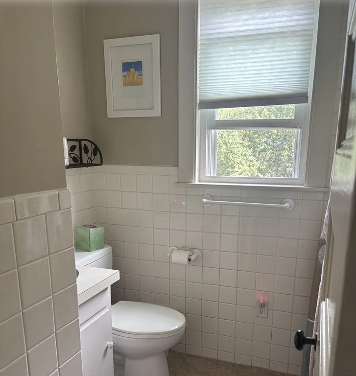 1 bed, 1 bath apartment for rent at 11 Beach Rd, Gloucester — photo 4 of 9