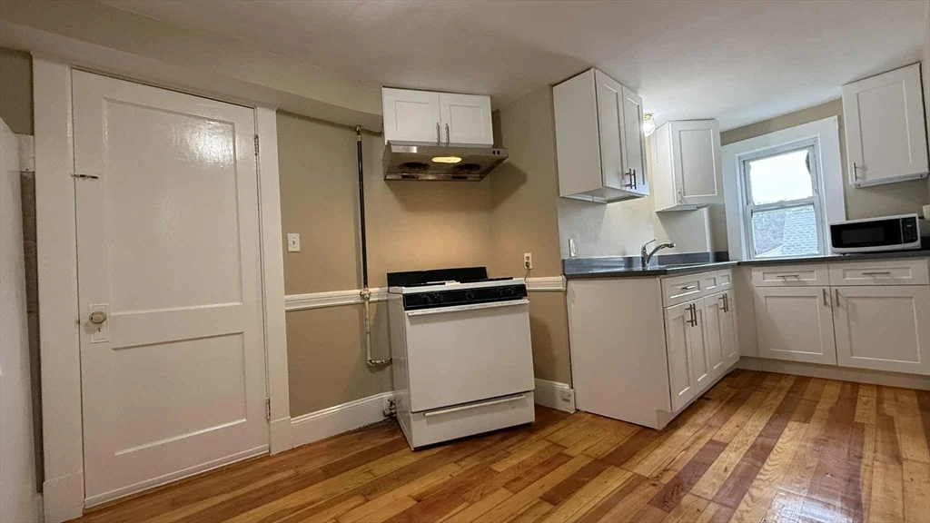 2 bed, 1 bath apartment for rent at 11 Beacon St Unit 3rd floor, Quincy — photo 4 of 10