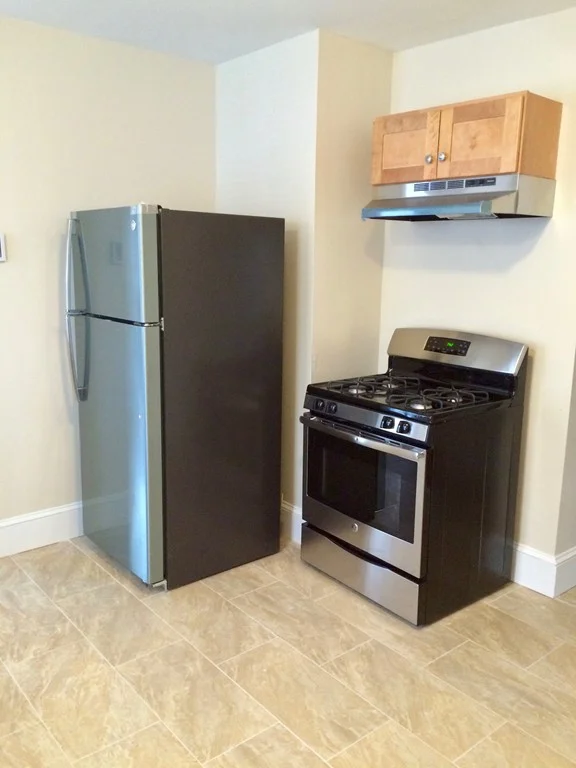3 bed, 1 bath apartment for rent at 11 Belmont Unit 3, Everett — photo 3 of 8