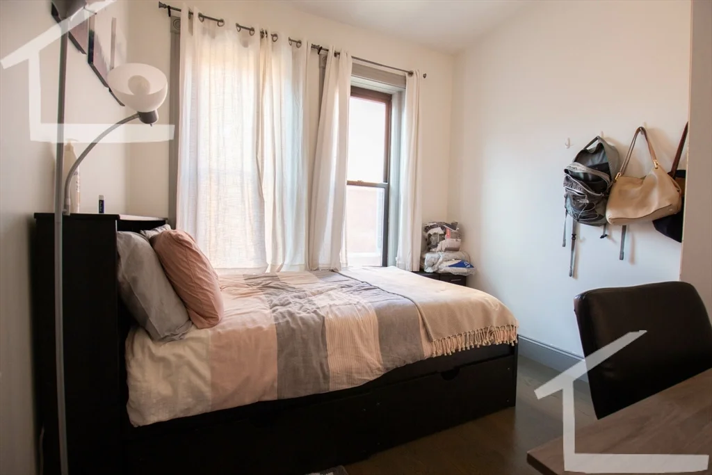 5 bed, 1 bath apartment for rent at 11 Belvidere St Unit 2, Back Bay — photo 4 of 10