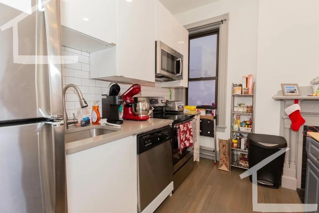 5 bed, 1 bath apartment for rent at 11 Belvidere St Unit 2, Back Bay — photo 3 of 10