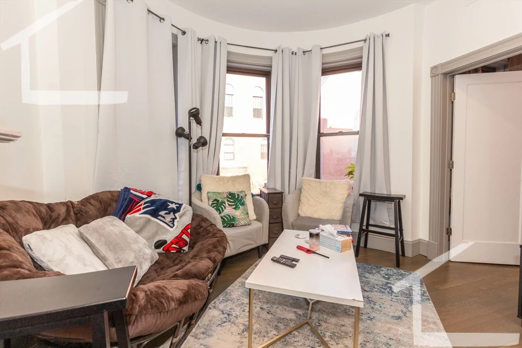 5 bed, 1 bath apartment for rent at 11 Belvidere St Unit 2, Back Bay