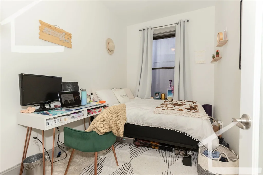 5 bed, 1 bath apartment for rent at 11 Belvidere St Unit 2, Back Bay — photo 9 of 10