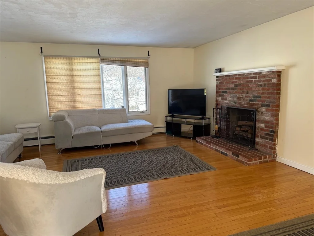 4 bed, 2 bath apartment for rent at 11 Bluegrass Ln, Shrewsbury — photo 3 of 19