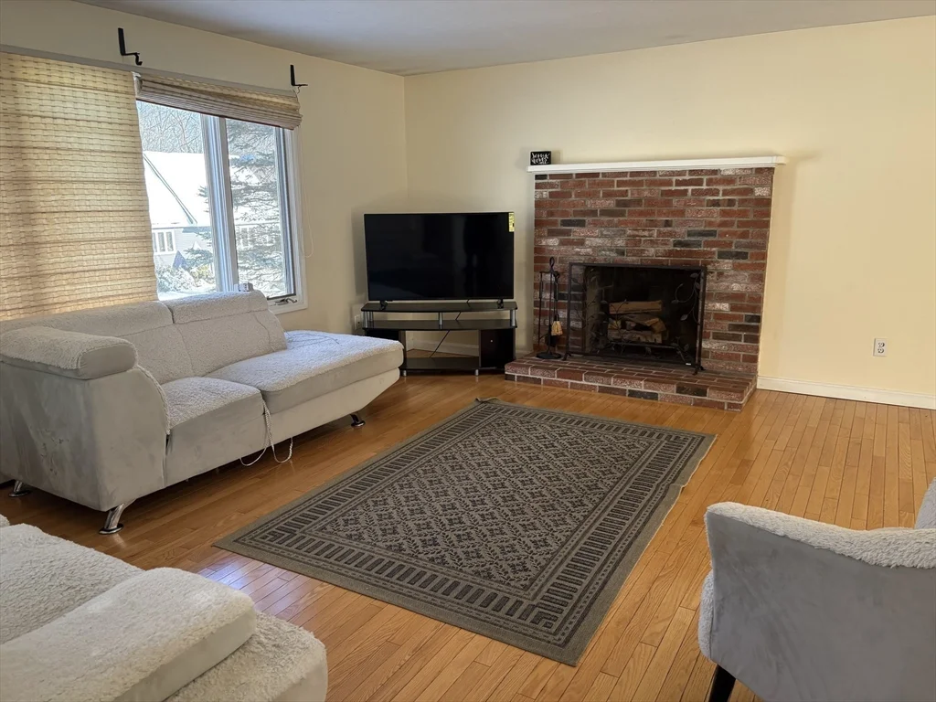 4 bed, 2 bath apartment for rent at 11 Bluegrass Ln, Shrewsbury — photo 2 of 19