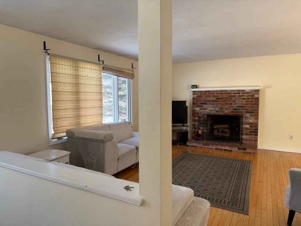 4 bed, 2 bath apartment for rent at 11 Bluegrass Ln, Shrewsbury — photo 5 of 19