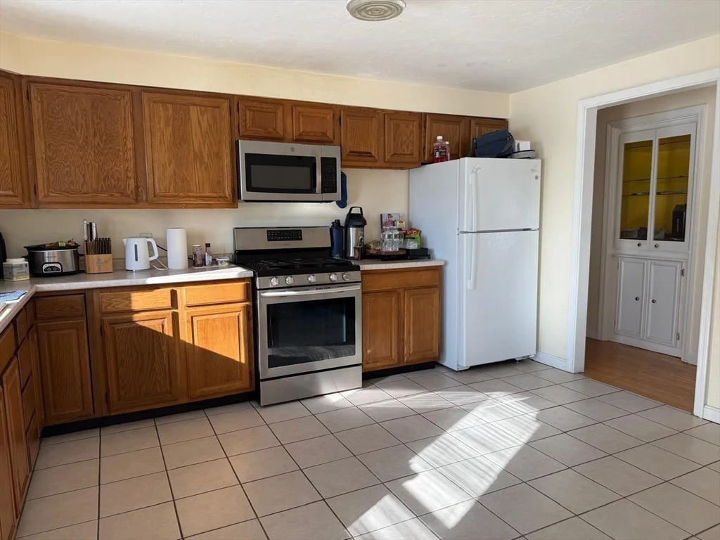 4 bed, 2 bath apartment for rent at 11 Bluegrass Ln, Shrewsbury — photo 7 of 19
