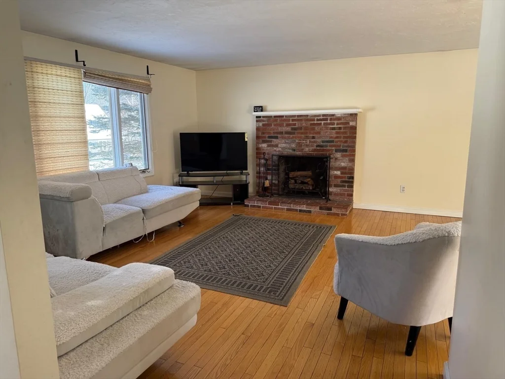 4 bed, 2 bath apartment for rent at 11 Bluegrass Ln, Shrewsbury — photo 4 of 19