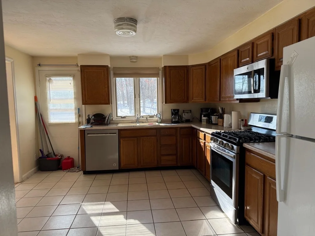 4 bed, 2 bath apartment for rent at 11 Bluegrass Ln, Shrewsbury — photo 6 of 19