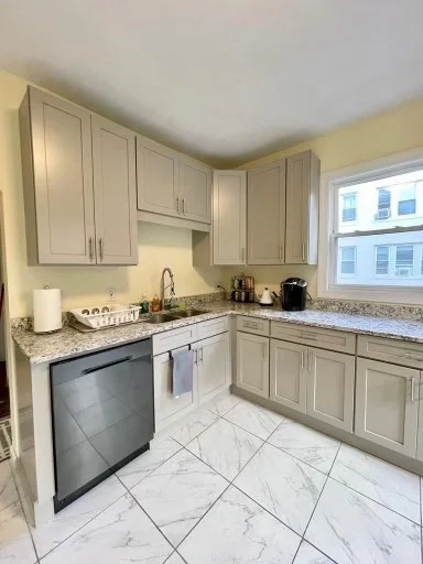 6 bed, 3 bath apartment for rent at 11 Bowdoin Ave Unit 2, Dorchester — photo 15 of 33