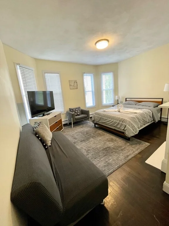 6 bed, 3 bath apartment for rent at 11 Bowdoin Ave Unit 2, Dorchester — photo 7 of 33