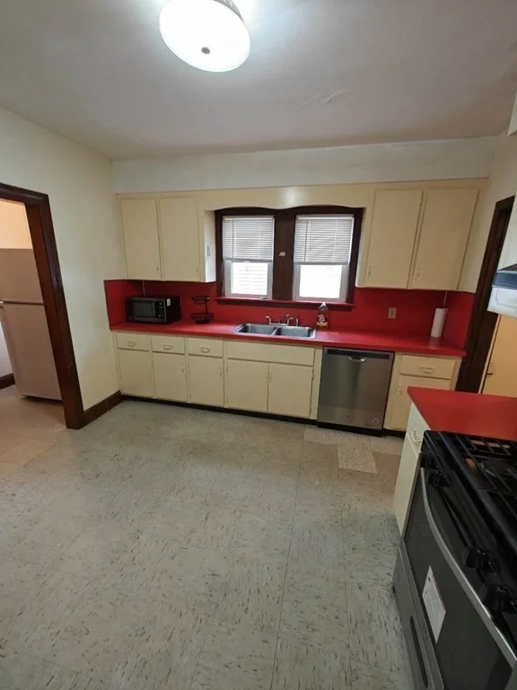 3 bed, 1 bath apartment for rent at 11 Briggs St Unit 11, Quincy — photo 9 of 10