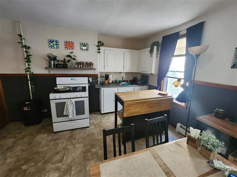 1 bed, 1 bath apartment for rent at 11 Bristol St Unit 2, Wellington-Harrington — photo 2 of 9