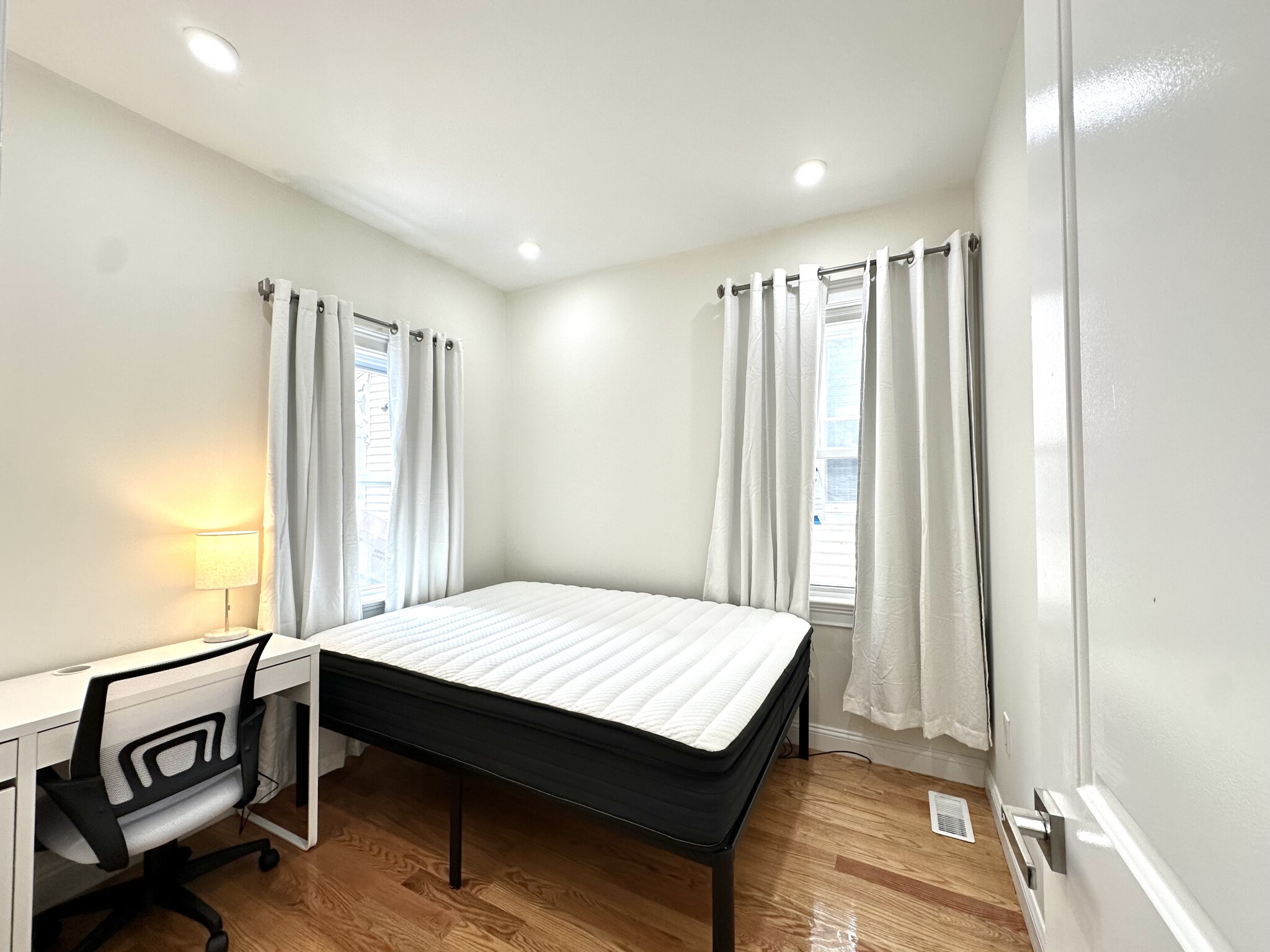3 bed, 2 bath apartment for rent at 11 Burrell St Unit 1, Roxbury — photo 4 of 11
