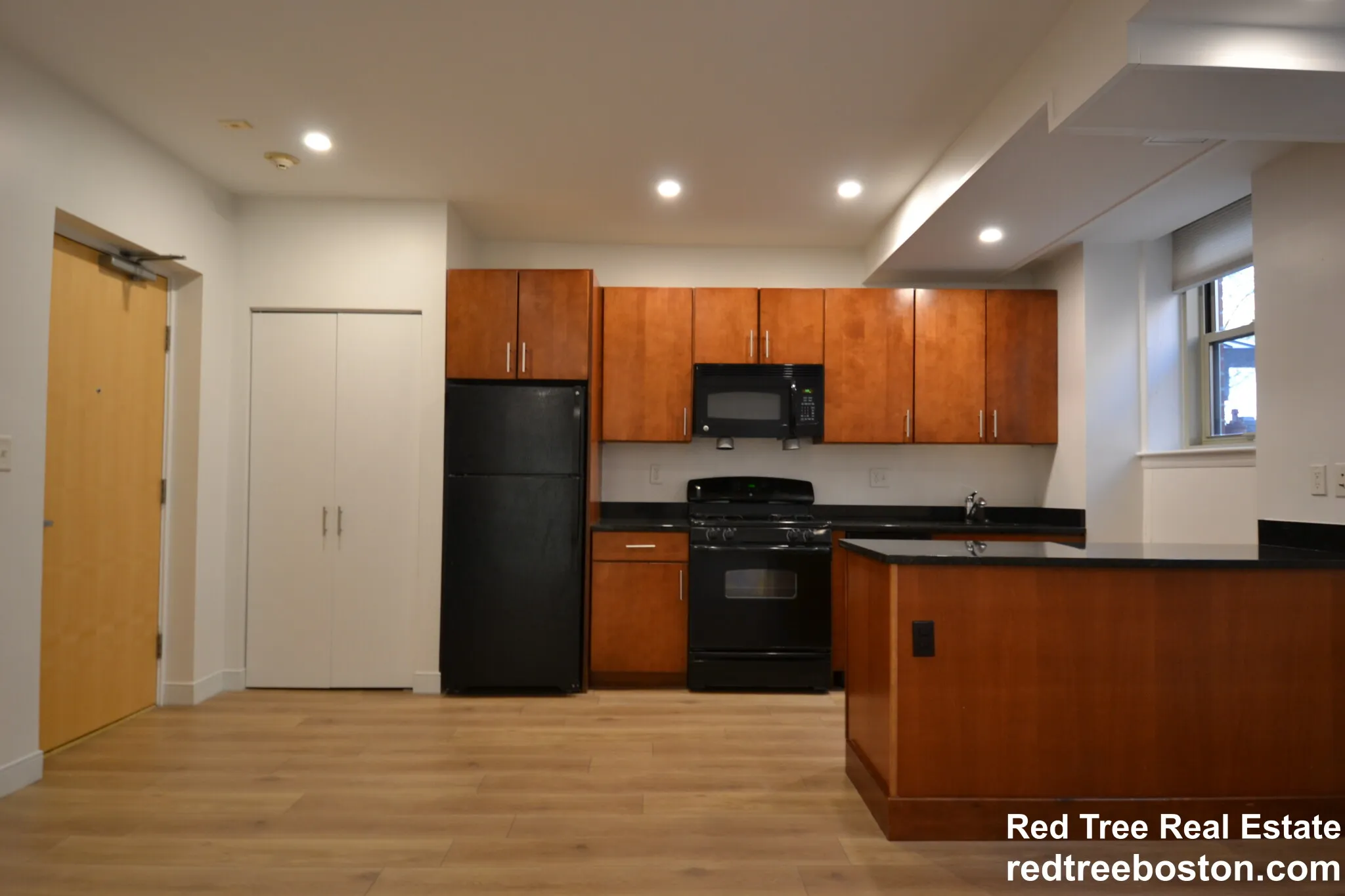 1 bed, 1 bath apartment for rent at 11 Camelot Ct Unit 11-1H, Brighton — photo 2 of 15