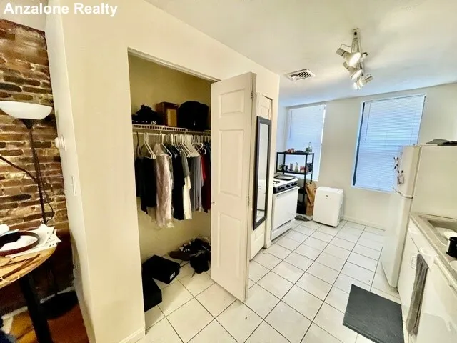 Studio bed, 1 bath apartment for rent at 11 Charter St Unit 1, North End — photo 5 of 8