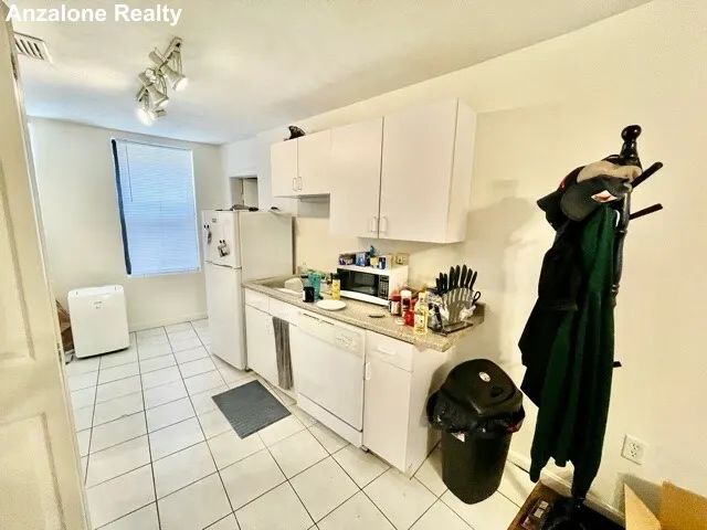 Studio bed, 1 bath apartment for rent at 11 Charter St Unit 1, North End — photo 4 of 8
