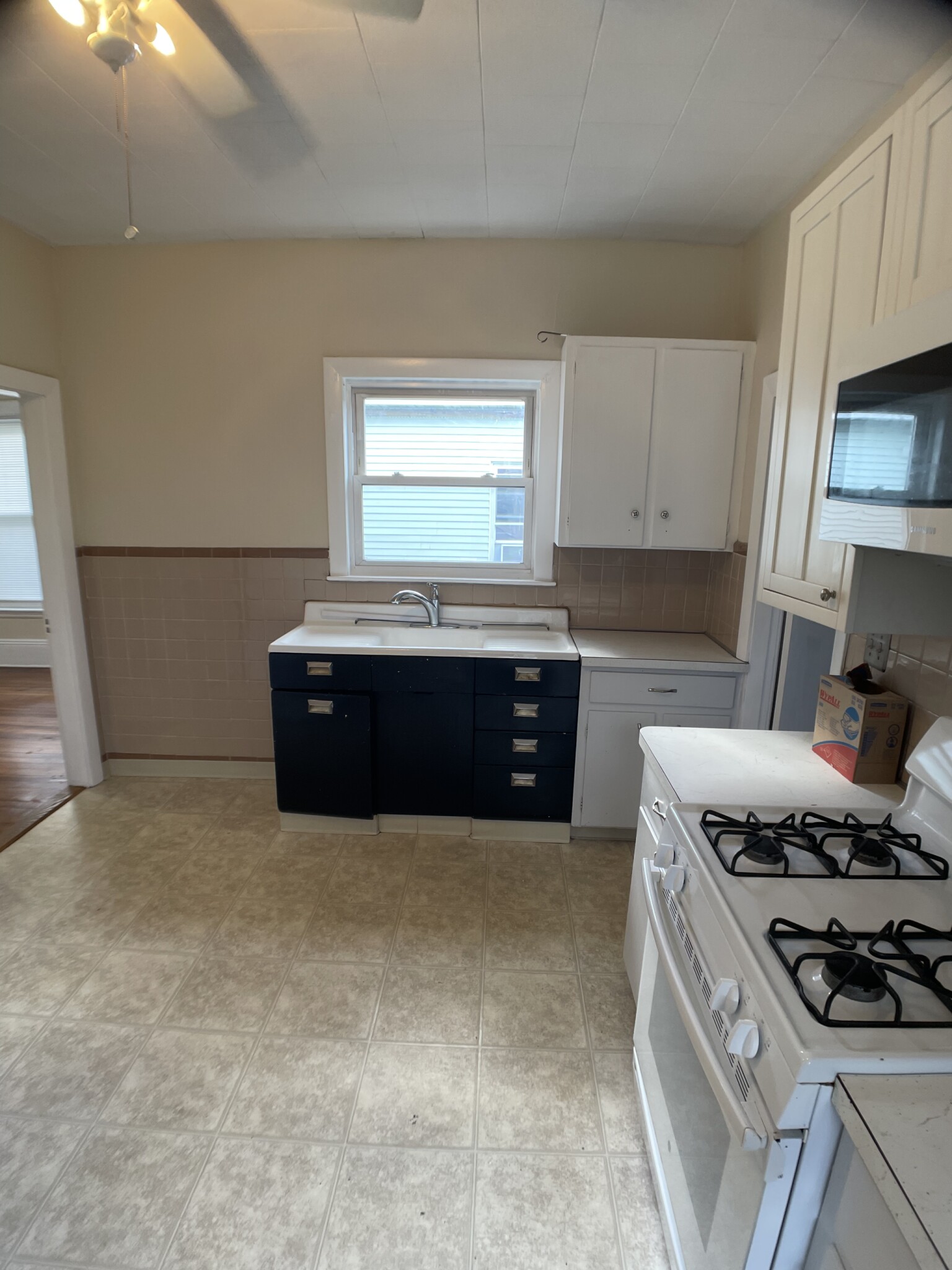 3.5 bed, 1 bath apartment for rent at 11 Clarendon Ave Unit 2, Teele Square — photo 2 of 15