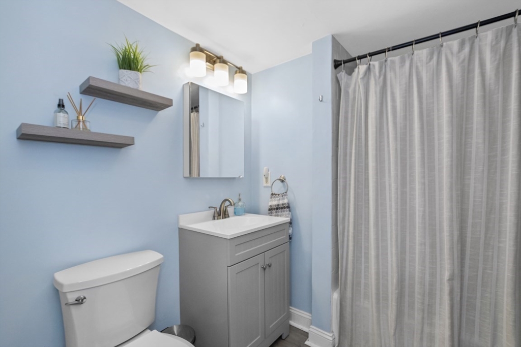 1 bed, 1 bath apartment for rent at 11 Columbia Rd Unit 2, Wakefield — photo 11 of 14