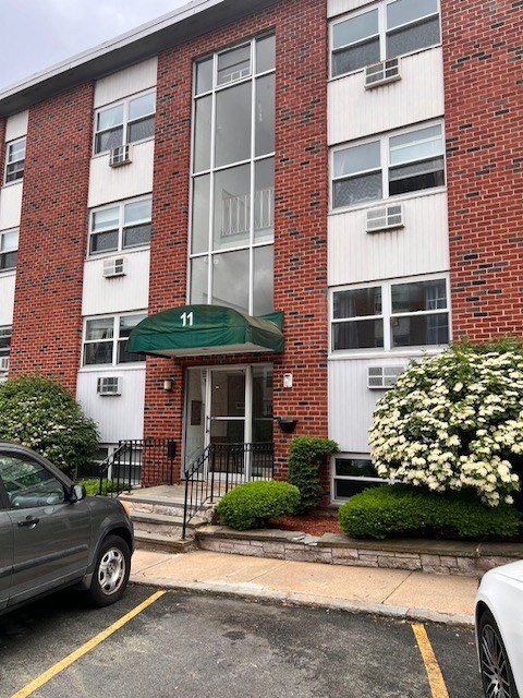 2 bed, 1 bath apartment for rent at 11 Commonwealth Ct Unit 9, Brighton — photo 1 of 6
