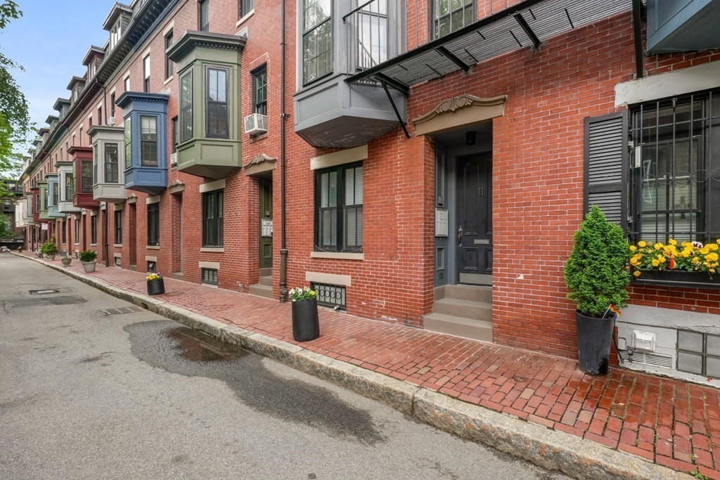 1 bed, 1 bath apartment for rent at 11 Dartmouth Pl Unit 2, Boston — photo 7 of 8