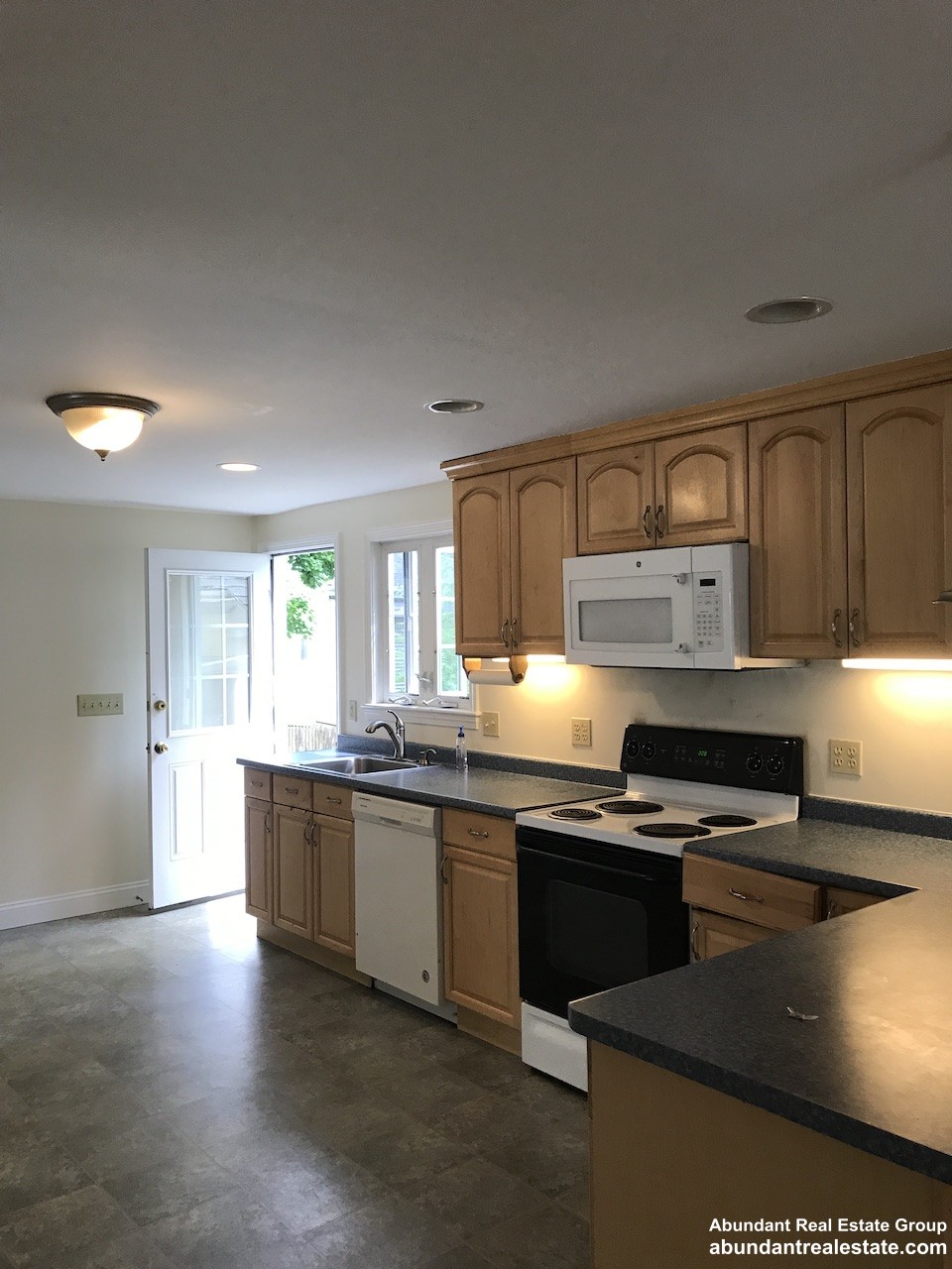 4 bed, 3 bath apartment for rent at 11 Dell Ave Unit SF, Medford — photo 5 of 28