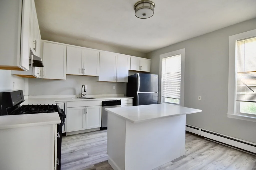 5 bed, 1 bath apartment for rent at 11 Drummond St Unit 2, Dorchester — photo 11 of 16