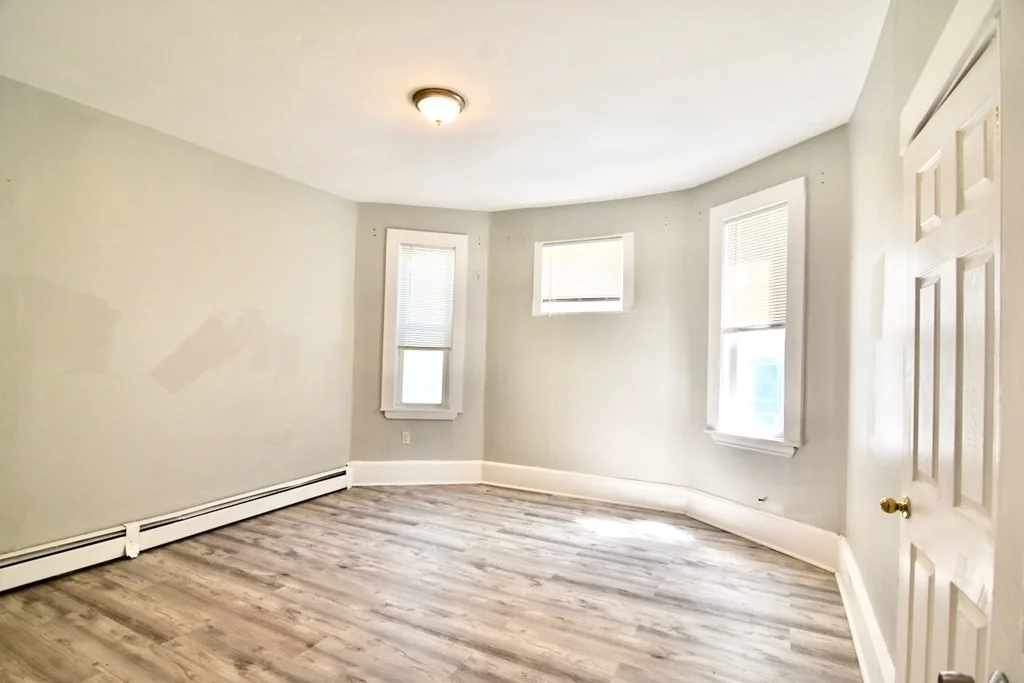 5 bed, 1 bath apartment for rent at 11 Drummond St Unit 2, Dorchester — photo 5 of 16