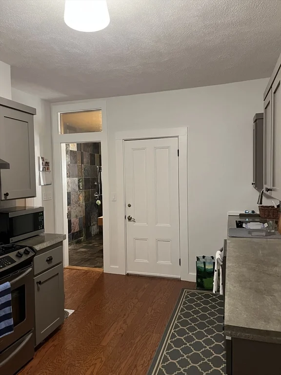 2 bed, 1 bath apartment for rent at 11 Edwards Unit 1, Beverly — photo 4 of 6