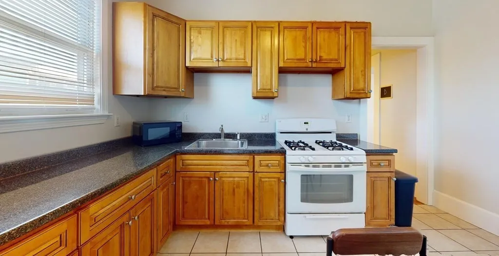 4 bed, 1 bath apartment for rent at 11 Elder St Unit 3, Boston — photo 3 of 26