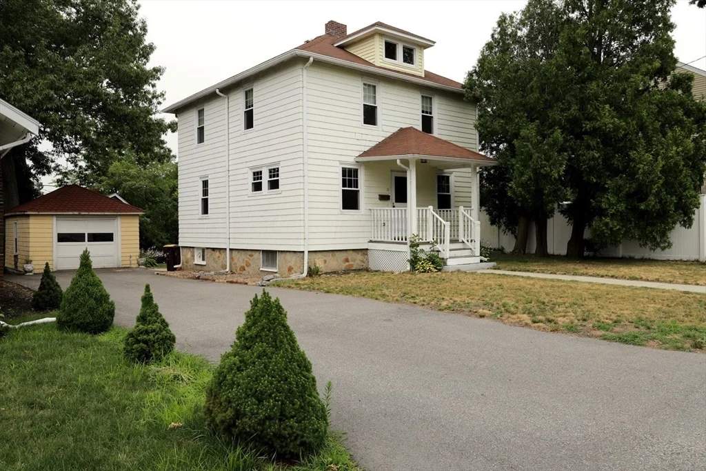3 bed, 1 bath apartment for rent at 11 Elinor Rd, Weymouth
