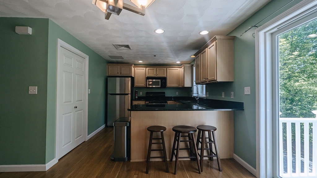 2 bed, 1 bath apartment for rent at 11 Endicott Unit B, Peabody — photo 4 of 21