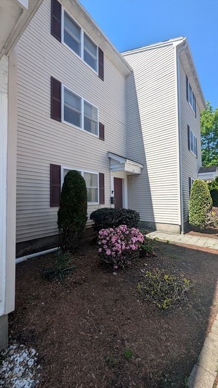 2 bed, 1 bath apartment for rent at 11 Endicott Unit B, Peabody — photo 2 of 21