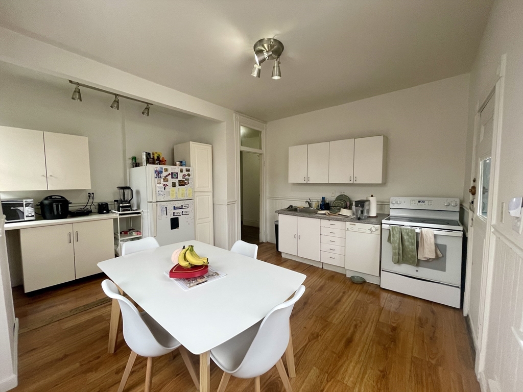 5 bed, 1 bath apartment for rent at 11 Euston St Unit 3, Brookline — photo 6 of 22