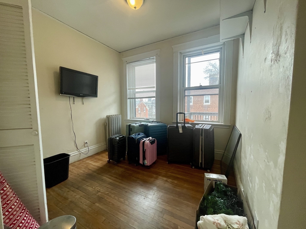 5 bed, 1 bath apartment for rent at 11 Euston St Unit 3, Brookline — photo 15 of 22