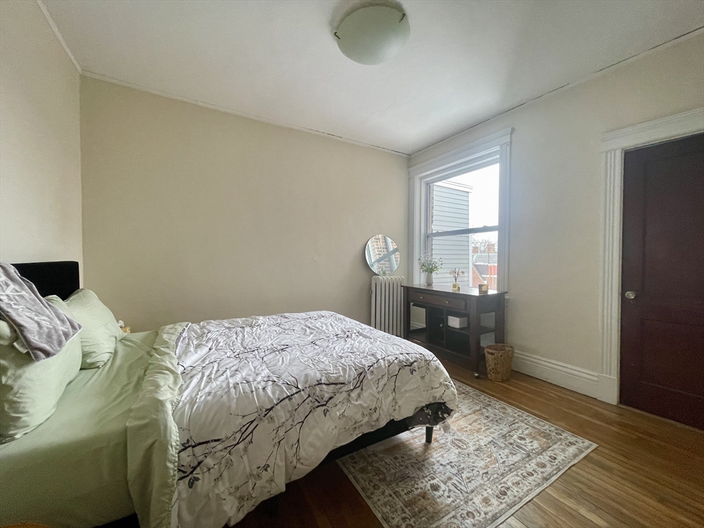 5 bed, 1 bath apartment for rent at 11 Euston St Unit 3, Brookline — photo 9 of 22