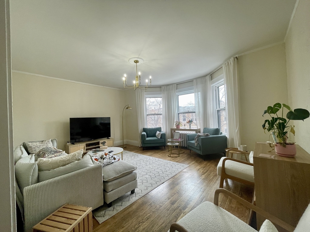 5 bed, 1 bath apartment for rent at 11 Euston St Unit 3, Brookline — photo 2 of 22