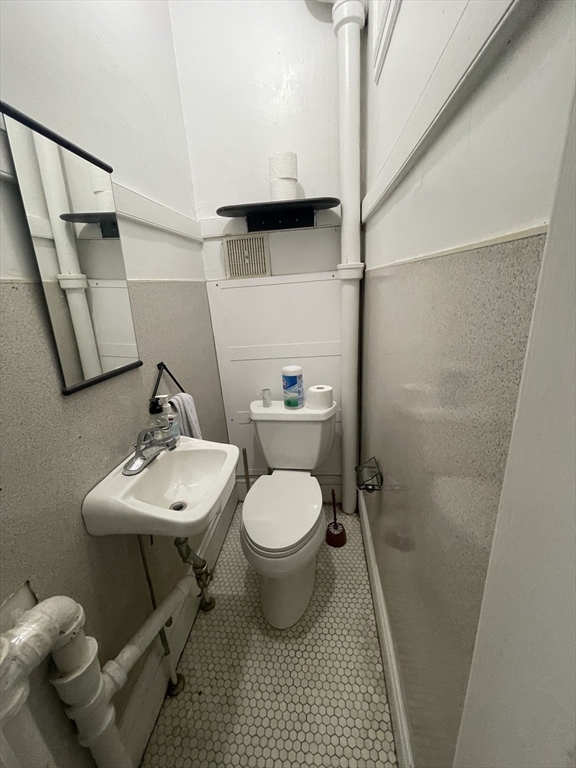 5 bed, 1 bath apartment for rent at 11 Euston St Unit 3, Brookline — photo 18 of 22