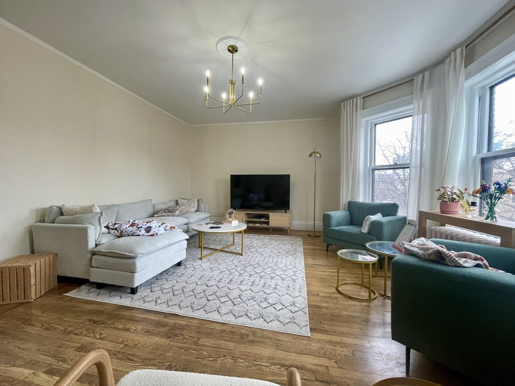 5 bed, 1 bath apartment for rent at 11 Euston St Unit 3, Brookline — photo 3 of 22