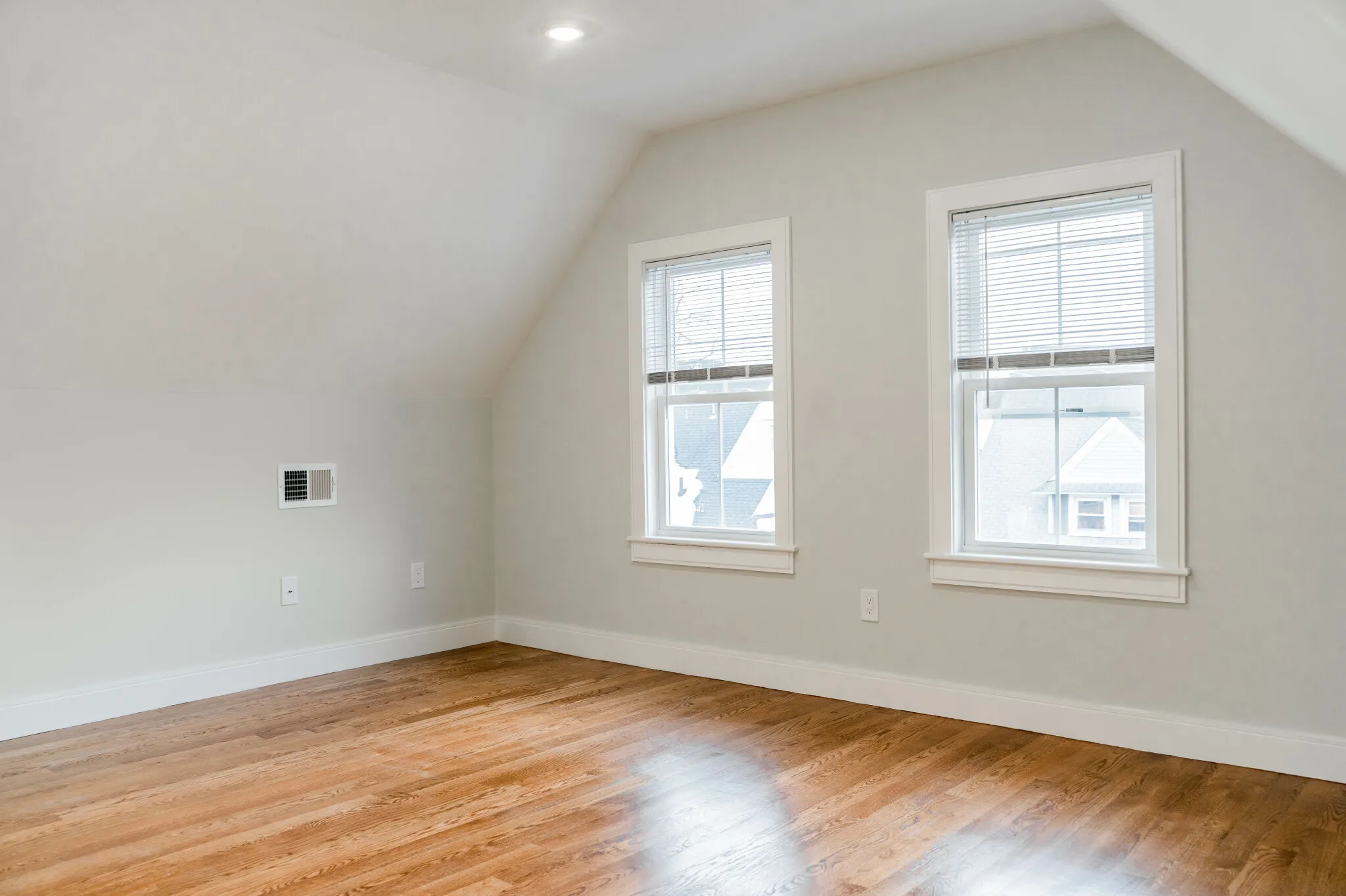 5 bed, 2 bath apartment for rent at 11 Falkland St Unit 2, Oak Square — photo 13 of 28