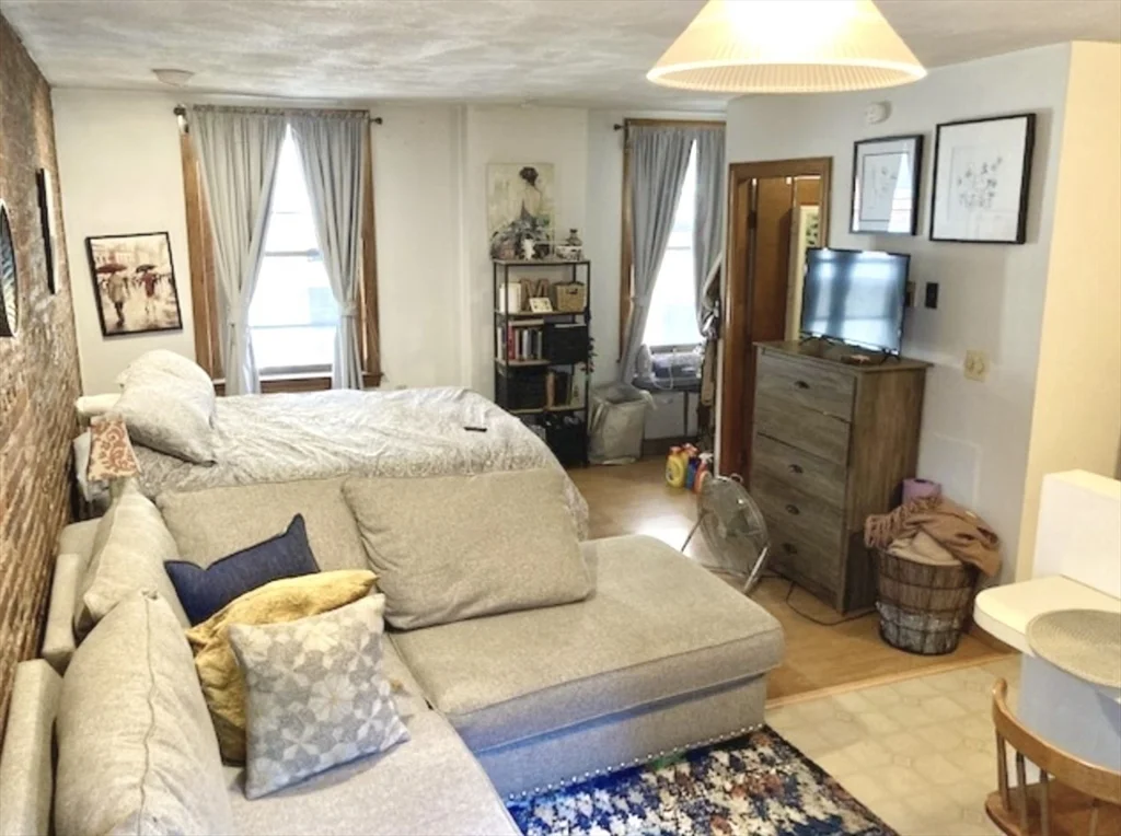 Studio bed, 1 bath apartment for rent at 11 Foster St Unit 2, North End