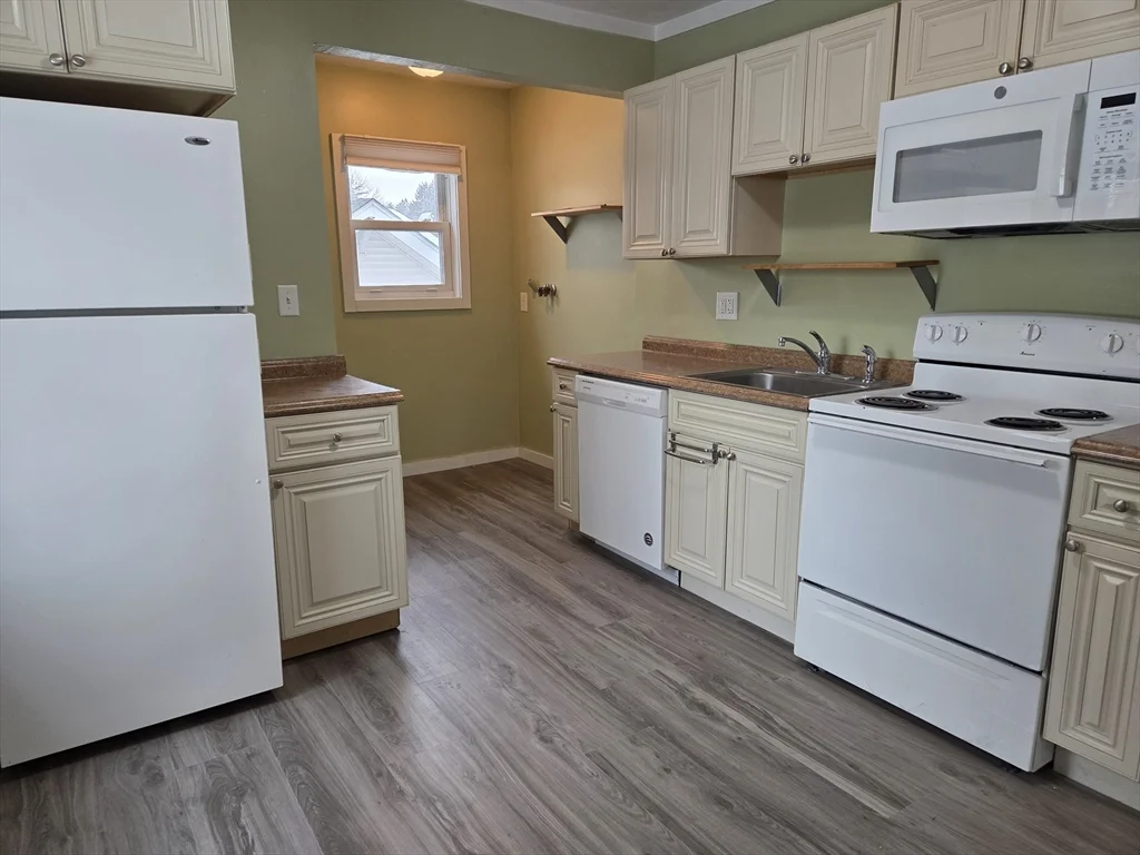3 bed, 1 bath apartment for rent at 11 Fuyat St Unit 2, Hudson — photo 4 of 14