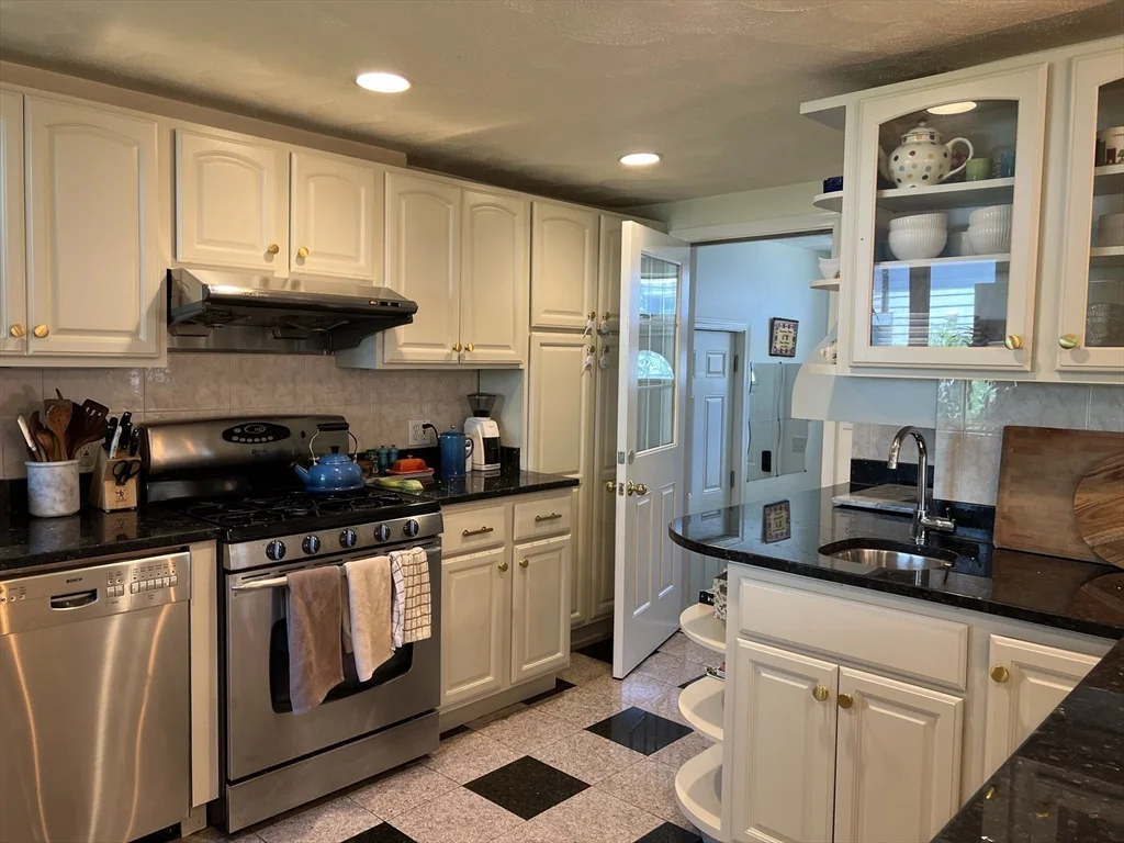 5 bed, 4+ bath apartment for rent at 11 Garrison Rd Unit 1, East Arlington — photo 3 of 42