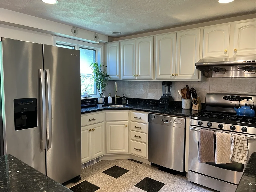 5 bed, 4+ bath apartment for rent at 11 Garrison Rd Unit 1, East Arlington — photo 5 of 42